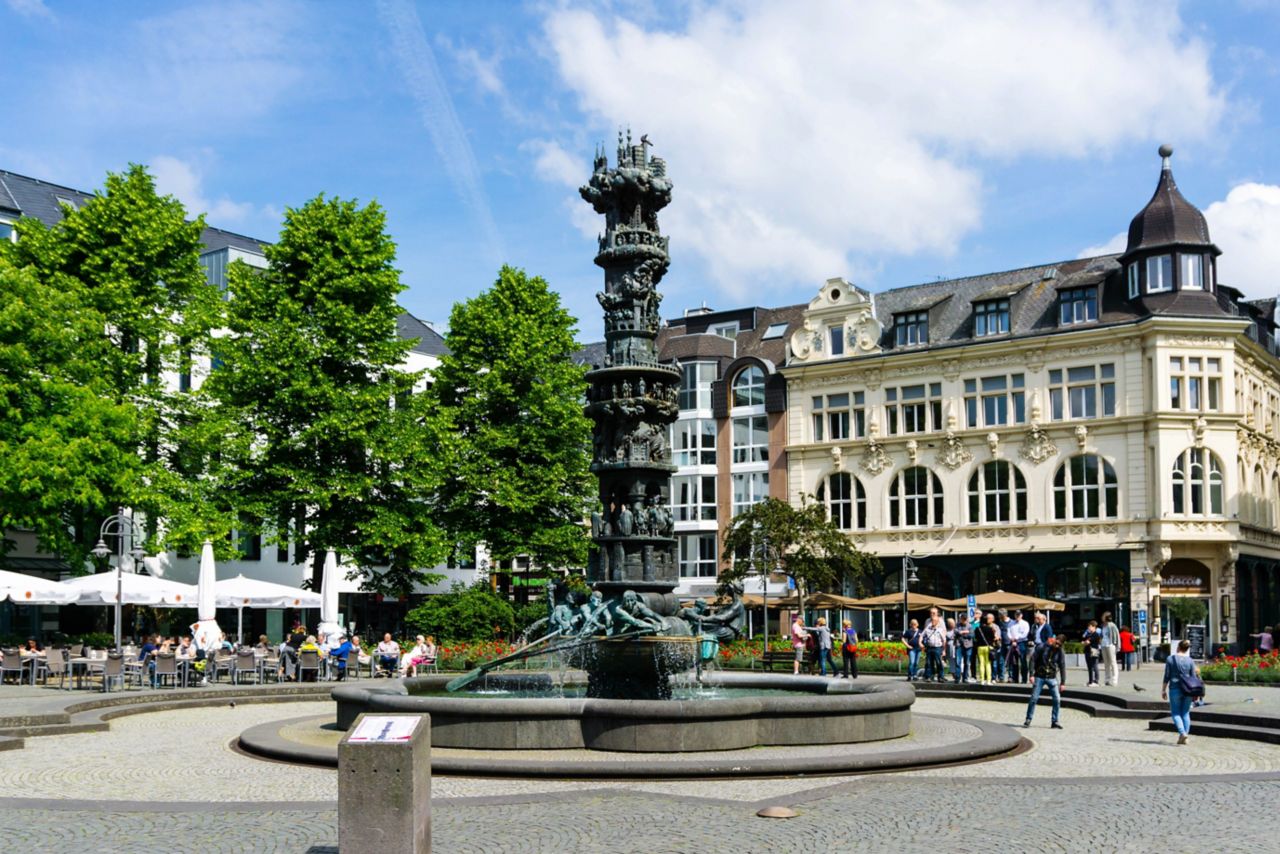 Historiensäule in Koblenz bei blauen Himmel mit wolken