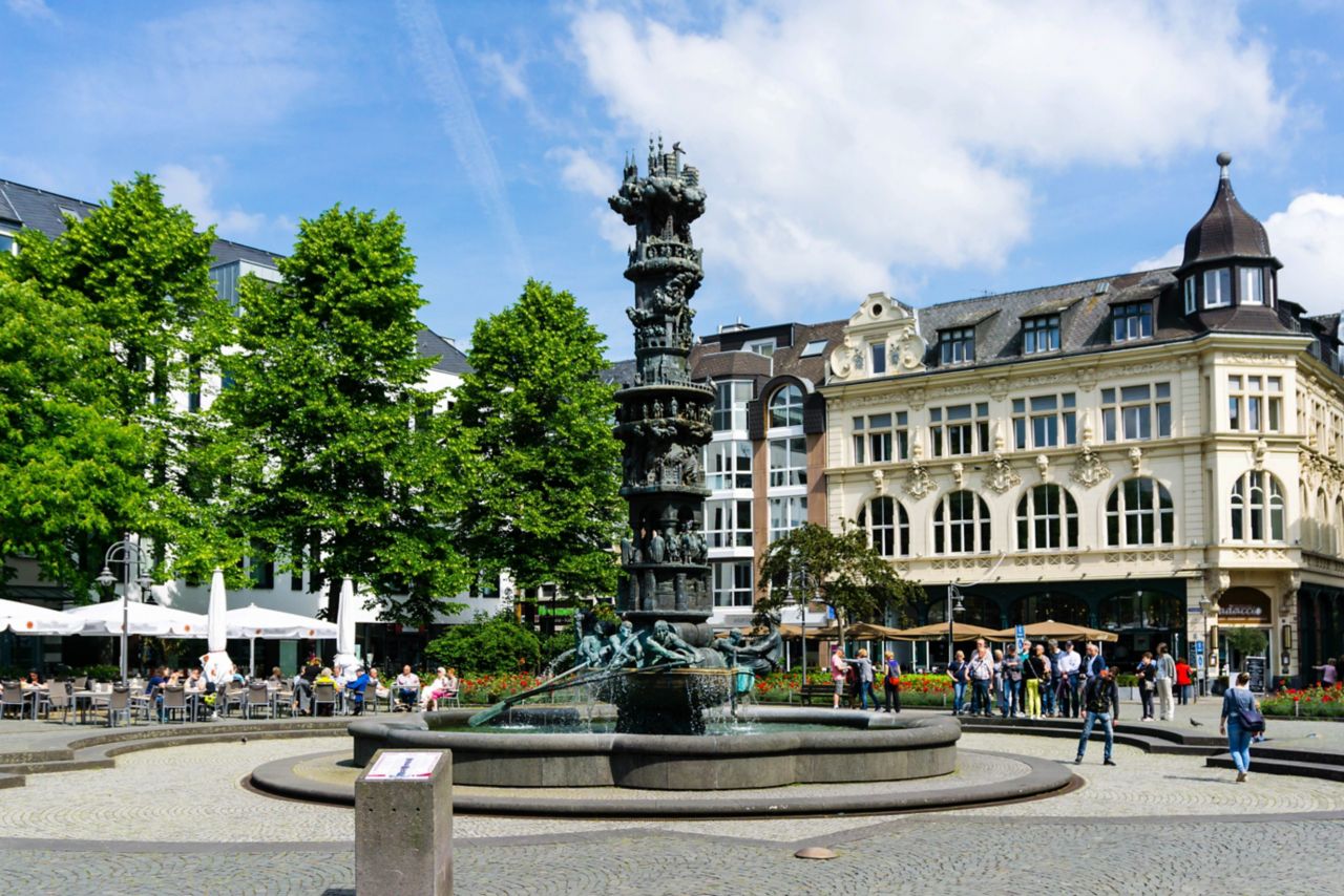 Historiensäule in Koblenz bei blauen Himmel mit wolken