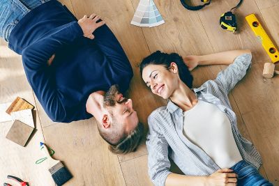 Paar zieht in neue Wohnung