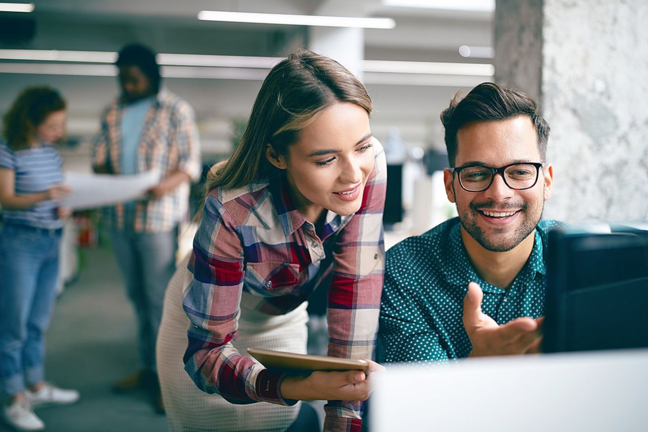 Junge GeschÃ¤ftsleute brainstormen und plaudern im BÃ¼ro am Arbeitsplatz