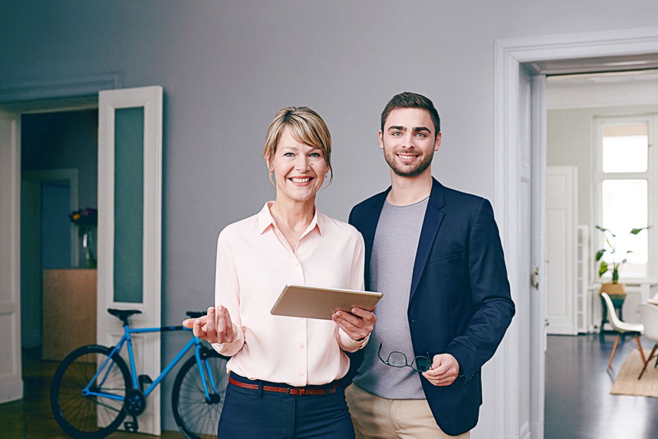 Zwei Zuhause-Vermittler stehen in einer Wohnung