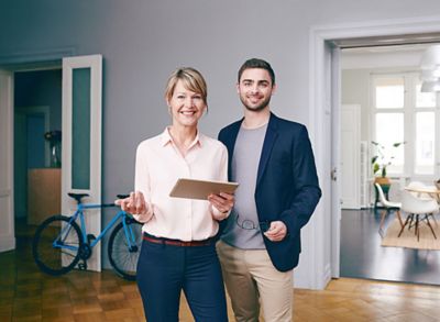 Zwei Zuhause-Vermittler stehen in einer Wohnung